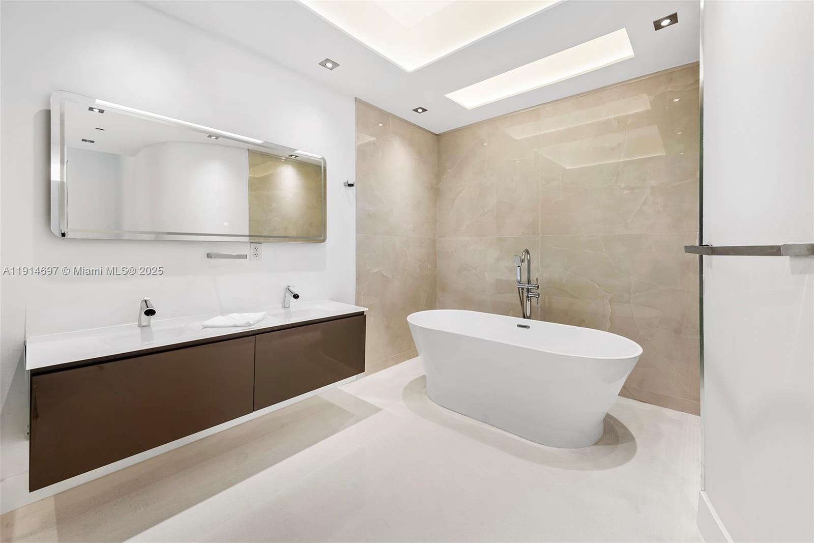 CONTINUUM ON SOUTH BEACH - Residential Lease