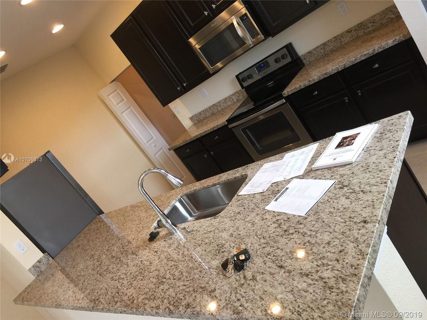 PRICE REDUCED - $2050!  3 Story Townhouse in COBBLESTONE!  3 BIG BEDROOMS, 3 FULL BATHS, POOL VIEW, GRANITE COUNTERTOPS, WASHER, DRYER,COMMUNITY OFFERS GUARD IN GATE 24 HRS, COMMUNITY POOL, EXERCISE ROOM, KIDS ROOM, PLAYGROUND. MANAGEMENT ON SITE. VERY CLOSE TO I-75 AND WALKING DISTANCE TO COBBLESTONE PLAZA, WHICH OFFERS RESTAURANTS AND BRAND NEW WHOLE FOODS. A+ SCHOOLS. ASSOCIATION REQUIRES MIN CREDIT SCORE OF 650+.  INCOME/PAY STUBS, RENTAL APPLICATION / COPY OF IDs.