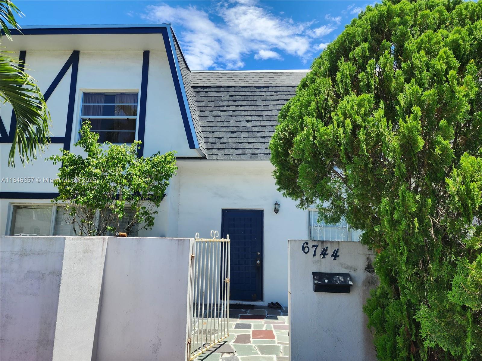 Townhome in the heart of Davie! 2 parking spaces in front. Spacious Living area, bedrooms with closets. Modern floors in the bedrooms and stairs. Kitchen update includes stainless appliances. Family room, large private backyard. Laundry room inside the unit. IDEAL FOR STUDENTS. This property is a must see!