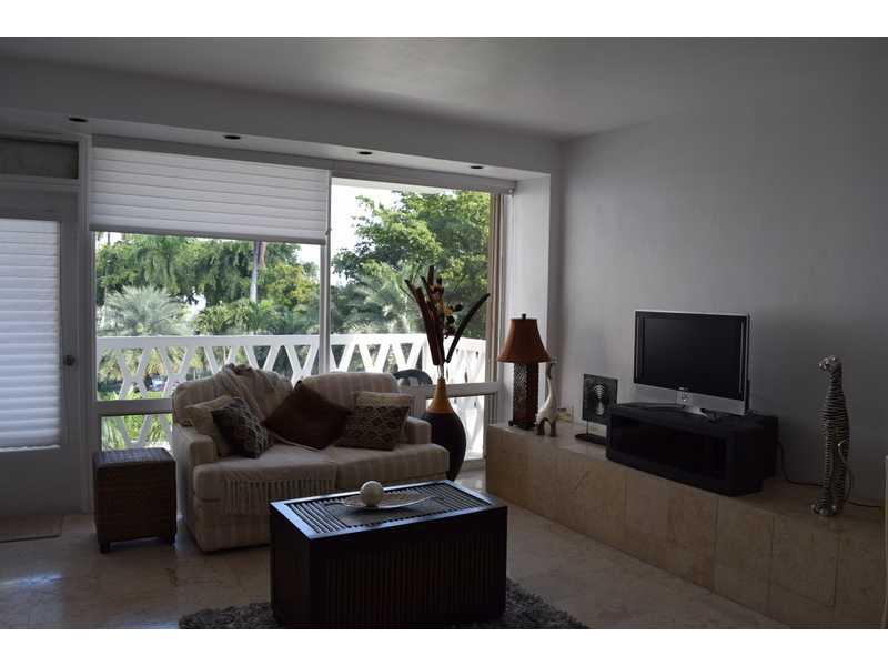 LOCATION LOCATION -AMAZING UNIT TOTALLY RENOVATED THE HEART OF BRICKELL, EXCELLENT QUALITY LOTS OF SPACE.