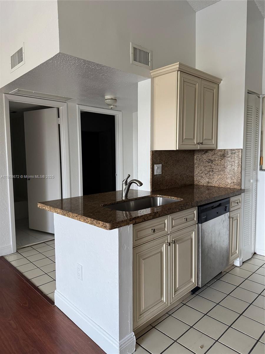 LAKEVIEW CLUB CONDO - Residential