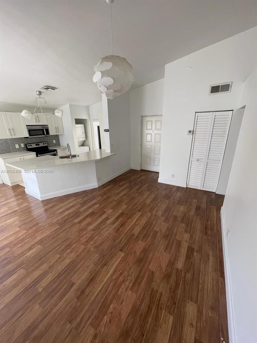 SUMMERBREEZE CONDO - Residential