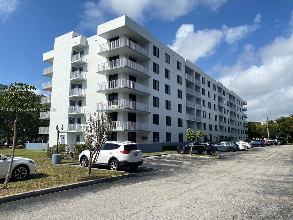 Photo of 901 Hillcrest Dr #409, Hollywood, FL 33021 (MLS # A11954123)