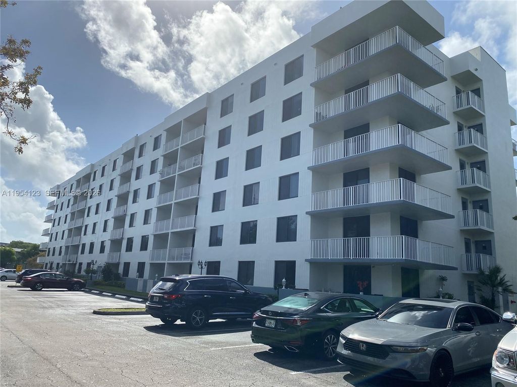 Photo of 901 Hillcrest Dr #409, Hollywood, FL 33021 (MLS # A11954123)