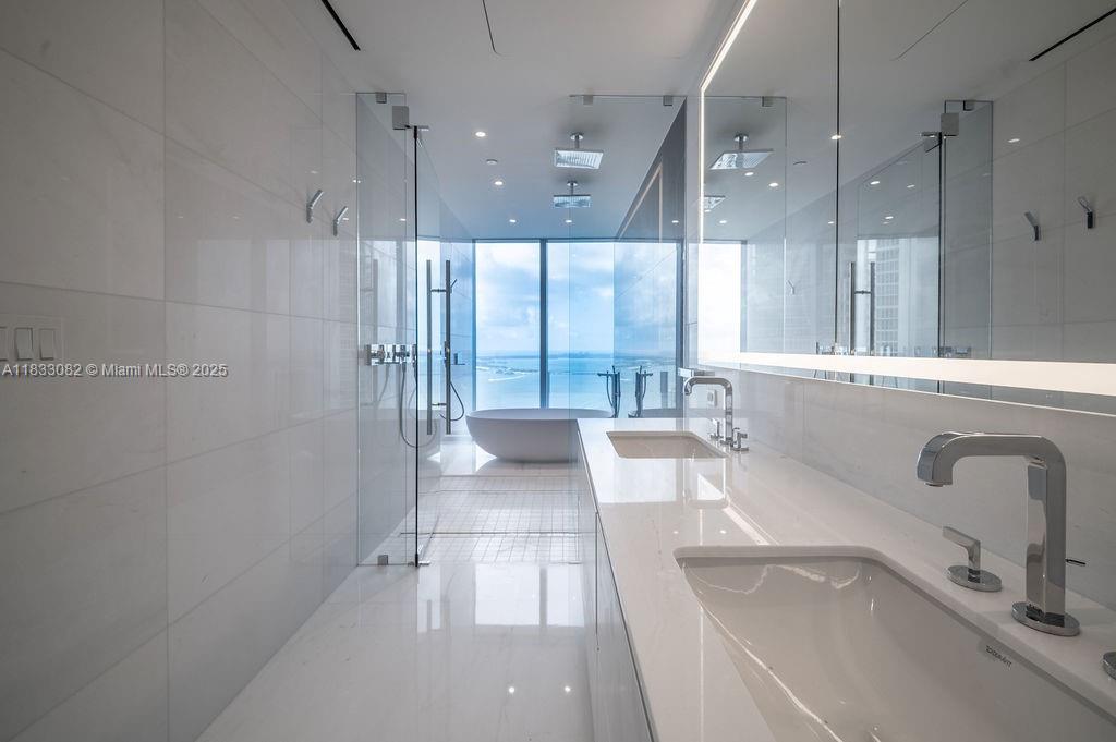 ASTON MARTIN RESIDENCES - Residential