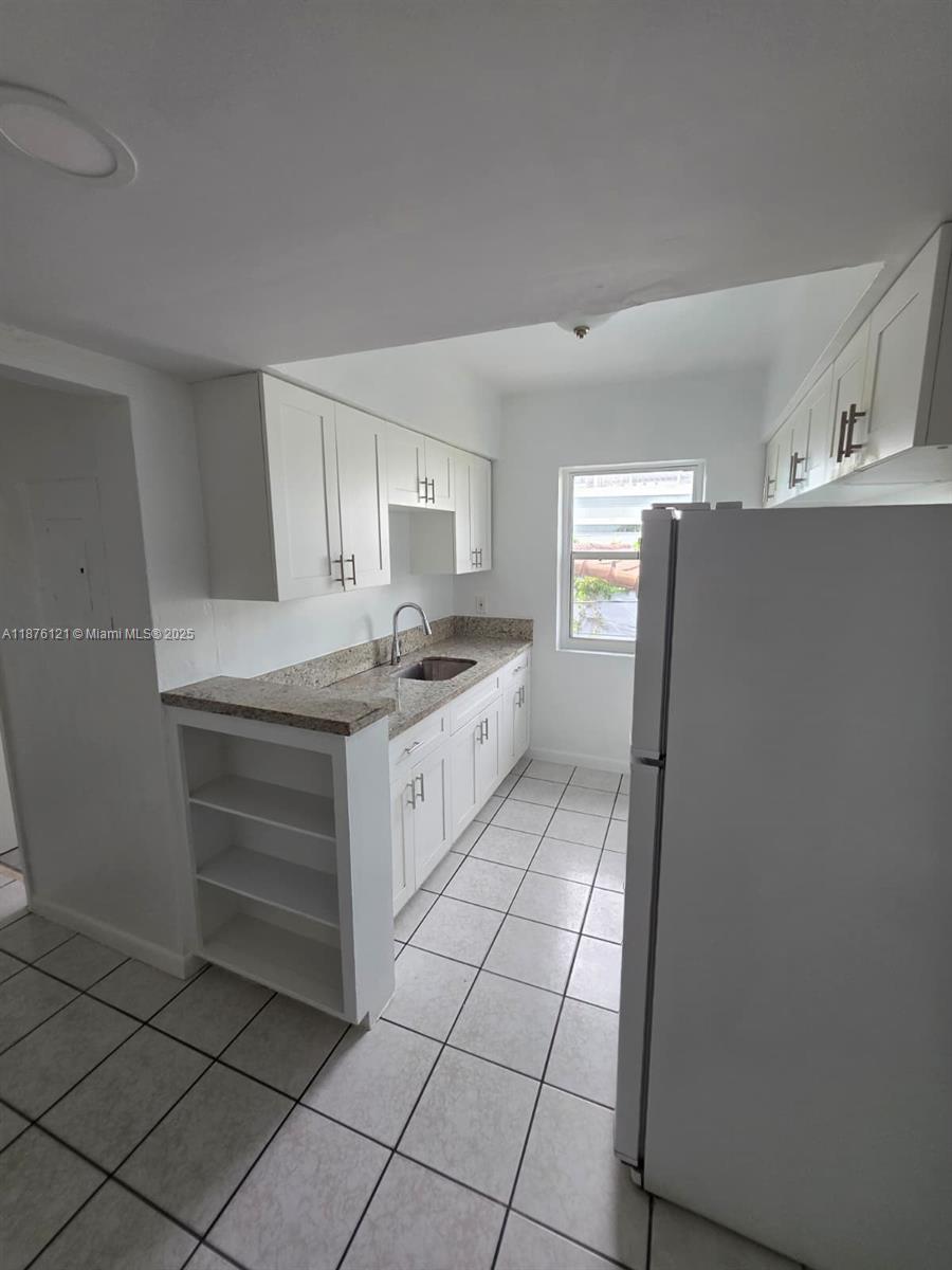 Semi-furnished apartment for rent in the North Beach area, located just a few blocks from the beach. It features two bedrooms and one bathroom, offering a comfortable and functional space. Rent includes hot water and garbage collection service. Ideal for those looking to live near the ocean with easy access to shops, restaurants, and public transportation. A washer and dryer are available in the building. Contact us for more information or to schedule a showing!
