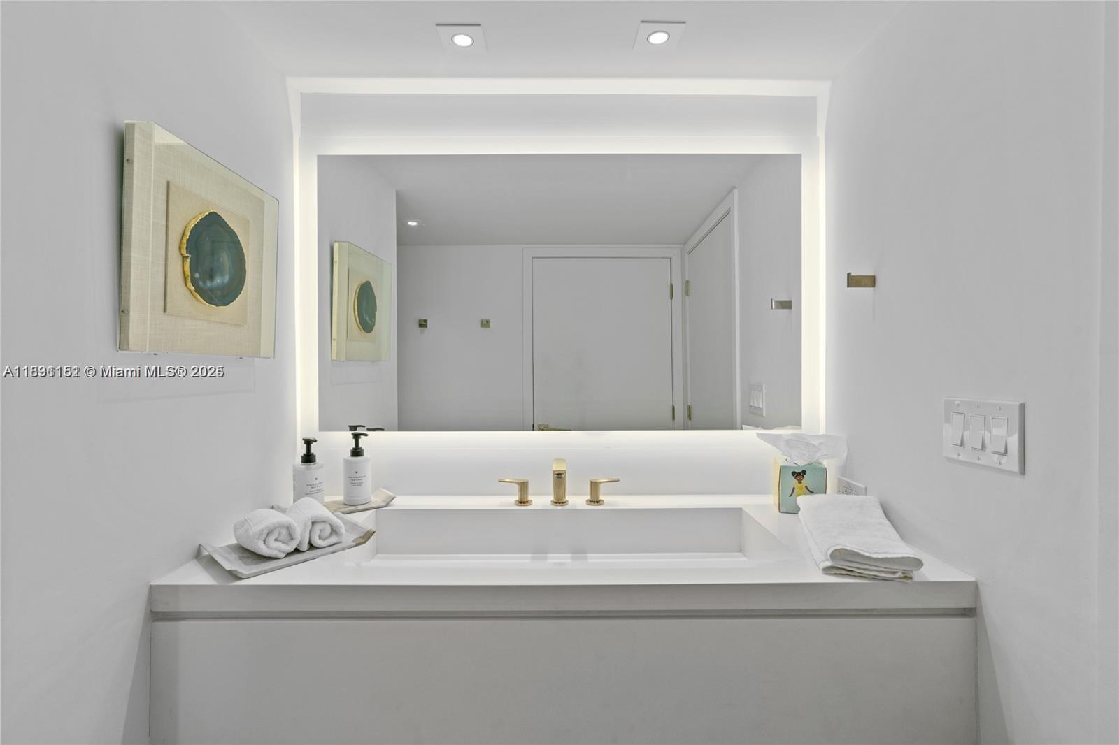 RONEY PALACE CONDO - Residential