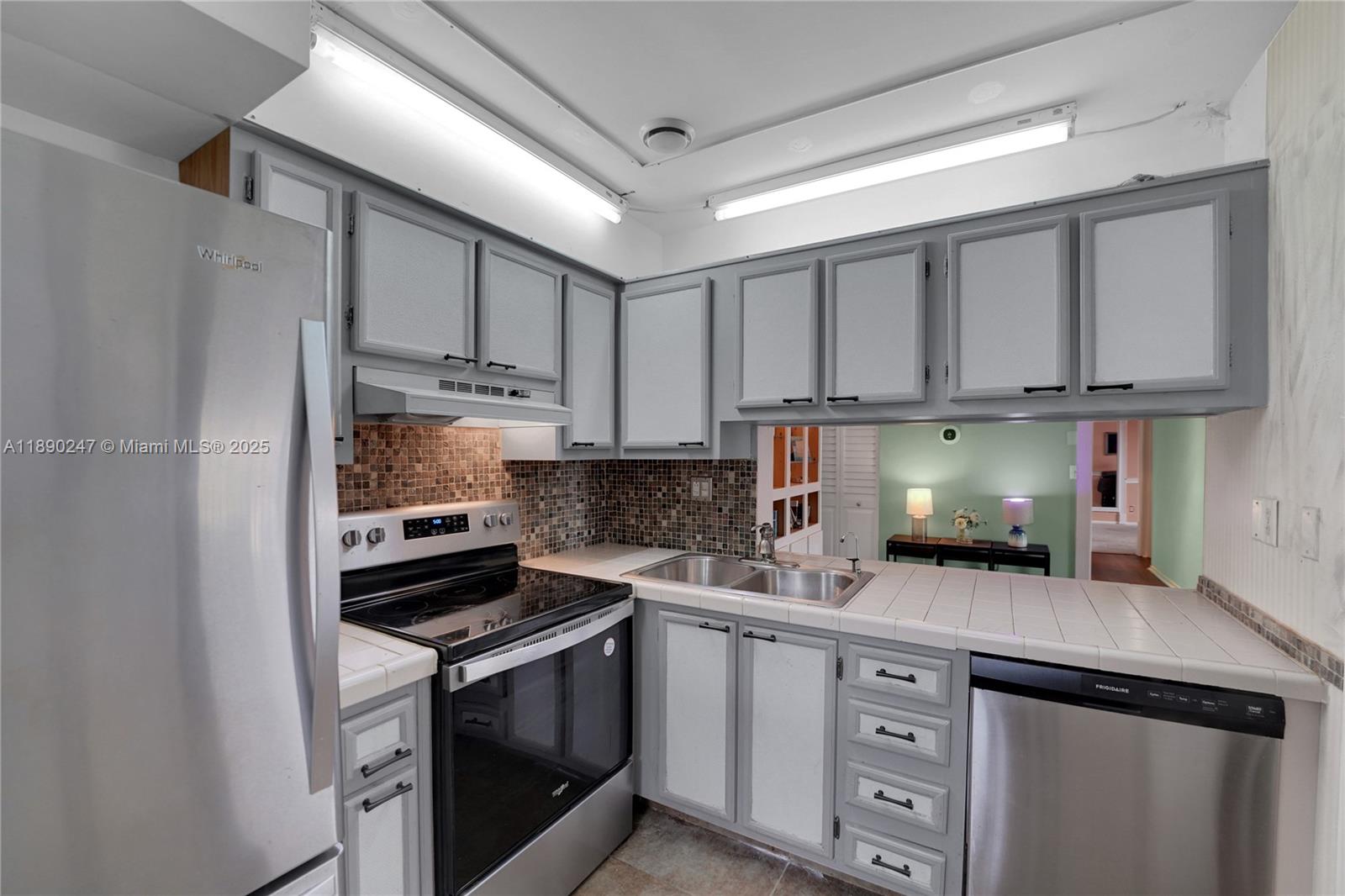 LAKES OF OAKLAND FOREST C - Residential Lease
