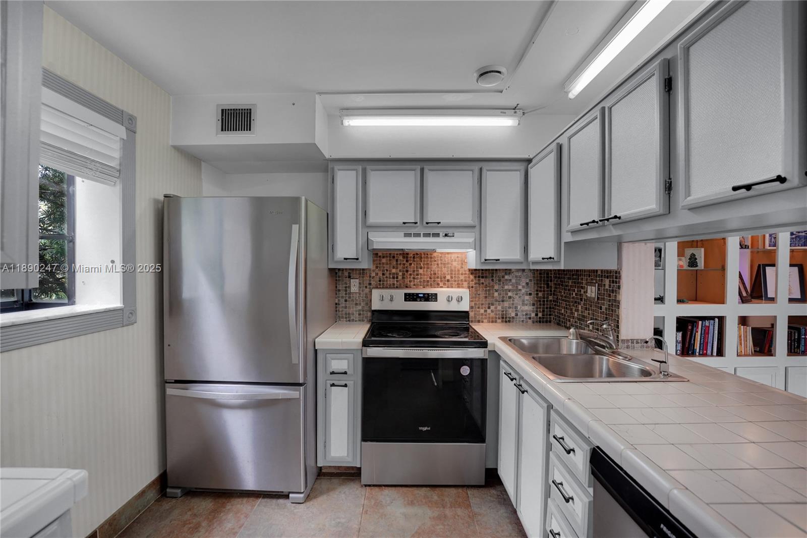 LAKES OF OAKLAND FOREST C - Residential Lease