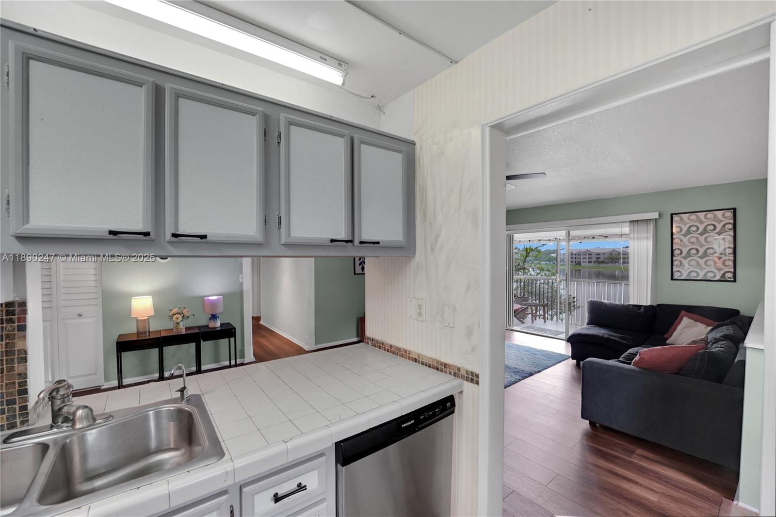 LAKES OF OAKLAND FOREST C - Residential Lease