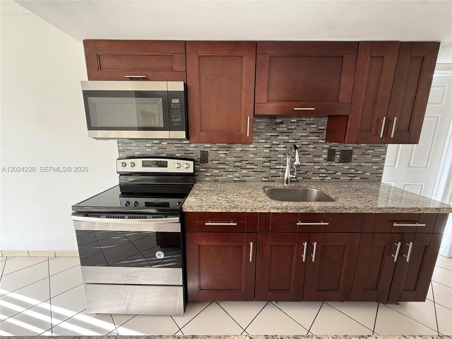 Beautiful and bright Apt 1/1 in Fontainebleau, tile floors. Centrally located (International and Dolphin Mall, Florida International University, Walmart, Costco, Home Depot, Dolphin, Publix and more) Do not miss the opportunity to live in an excellent area!!!!!
