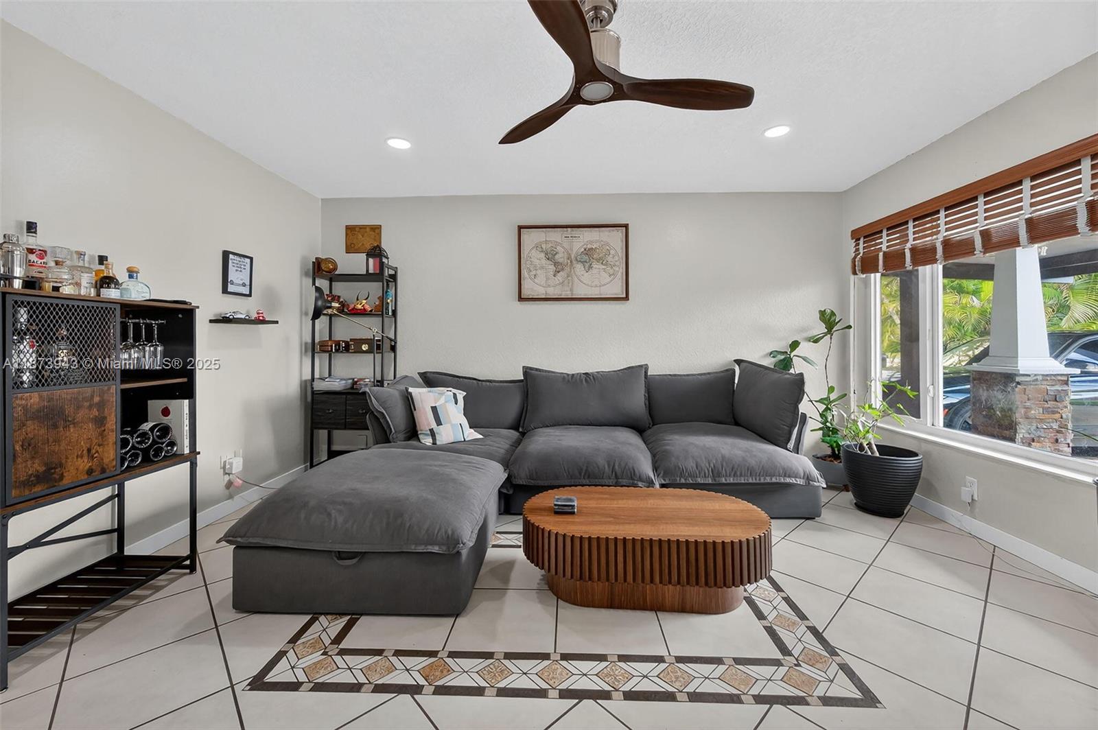 PALM LANE VILLA NO 3 - Residential