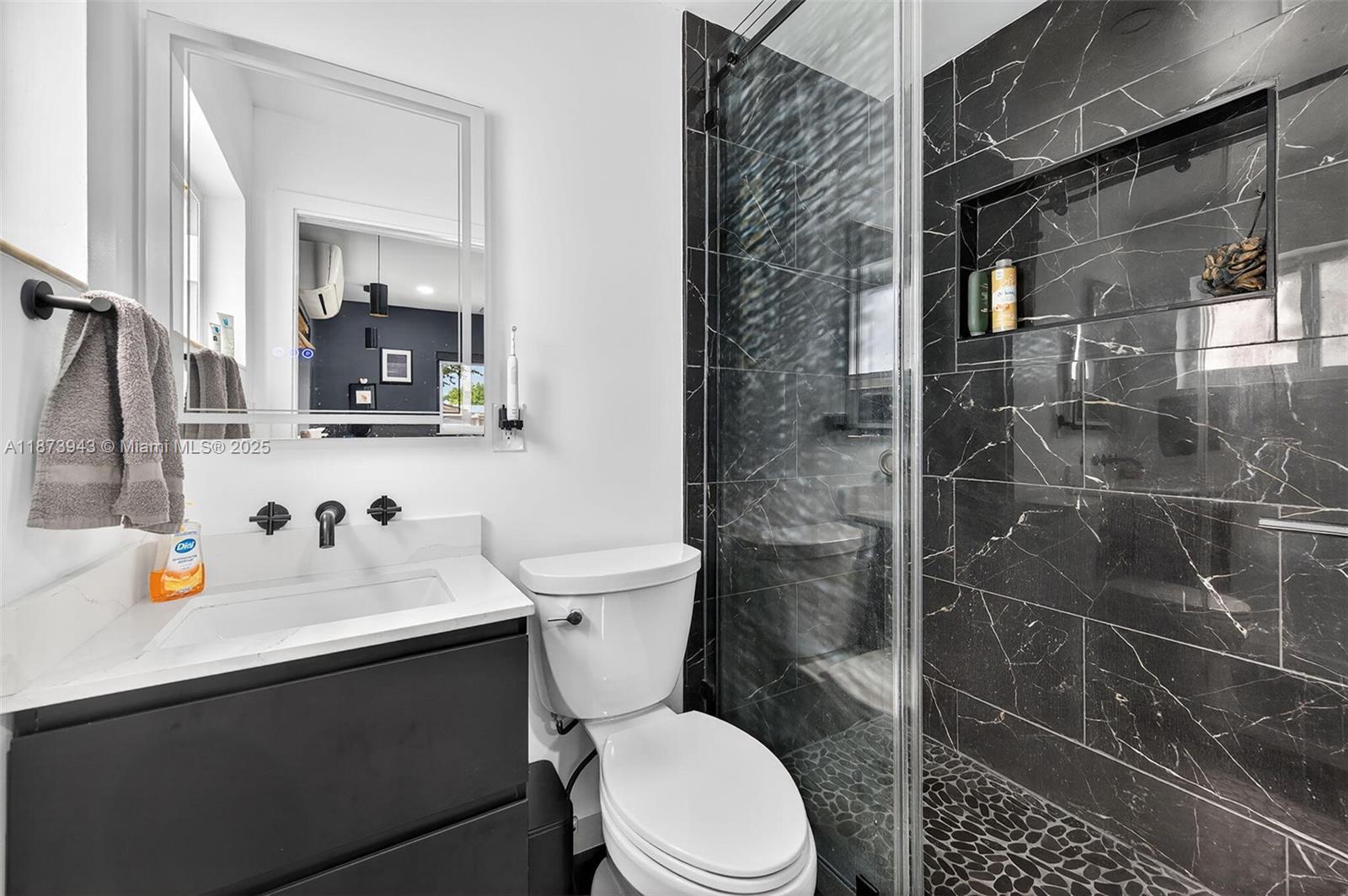 PALM LANE VILLA NO 3 - Residential