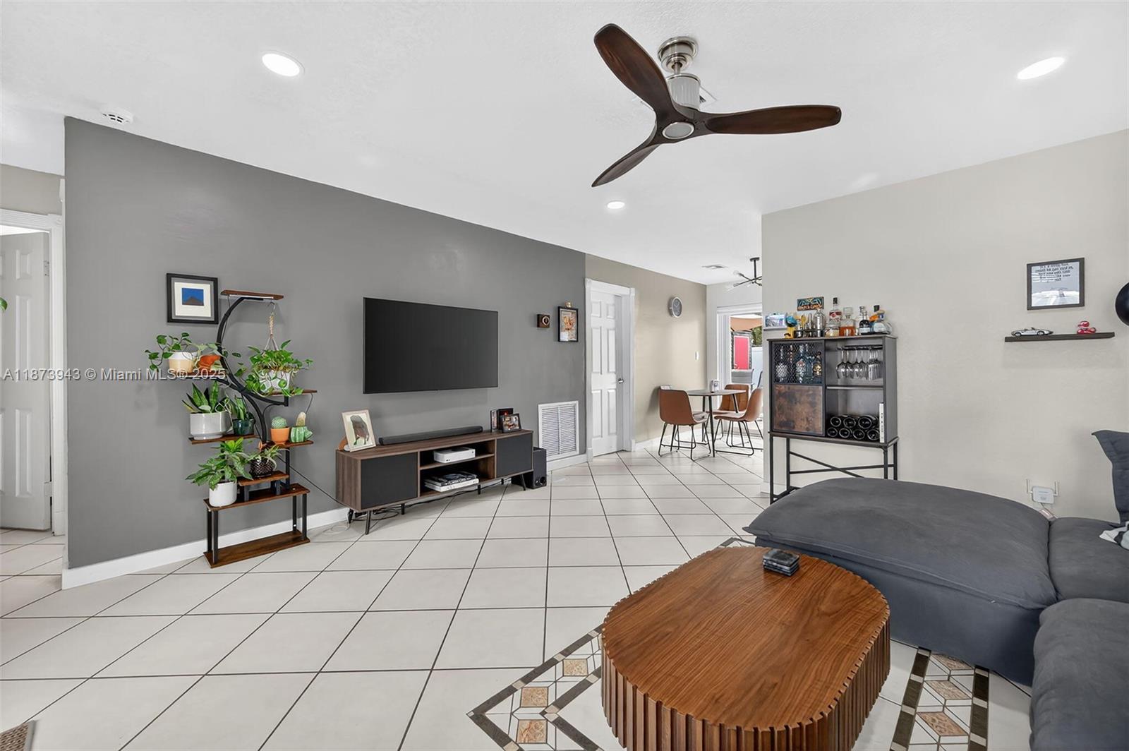 PALM LANE VILLA NO 3 - Residential