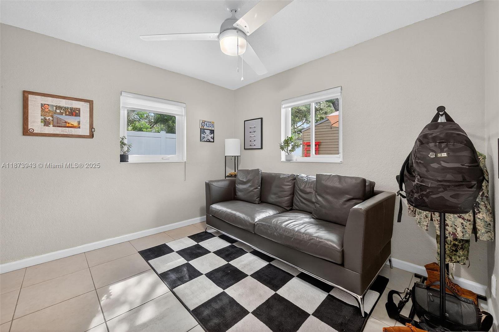 PALM LANE VILLA NO 3 - Residential