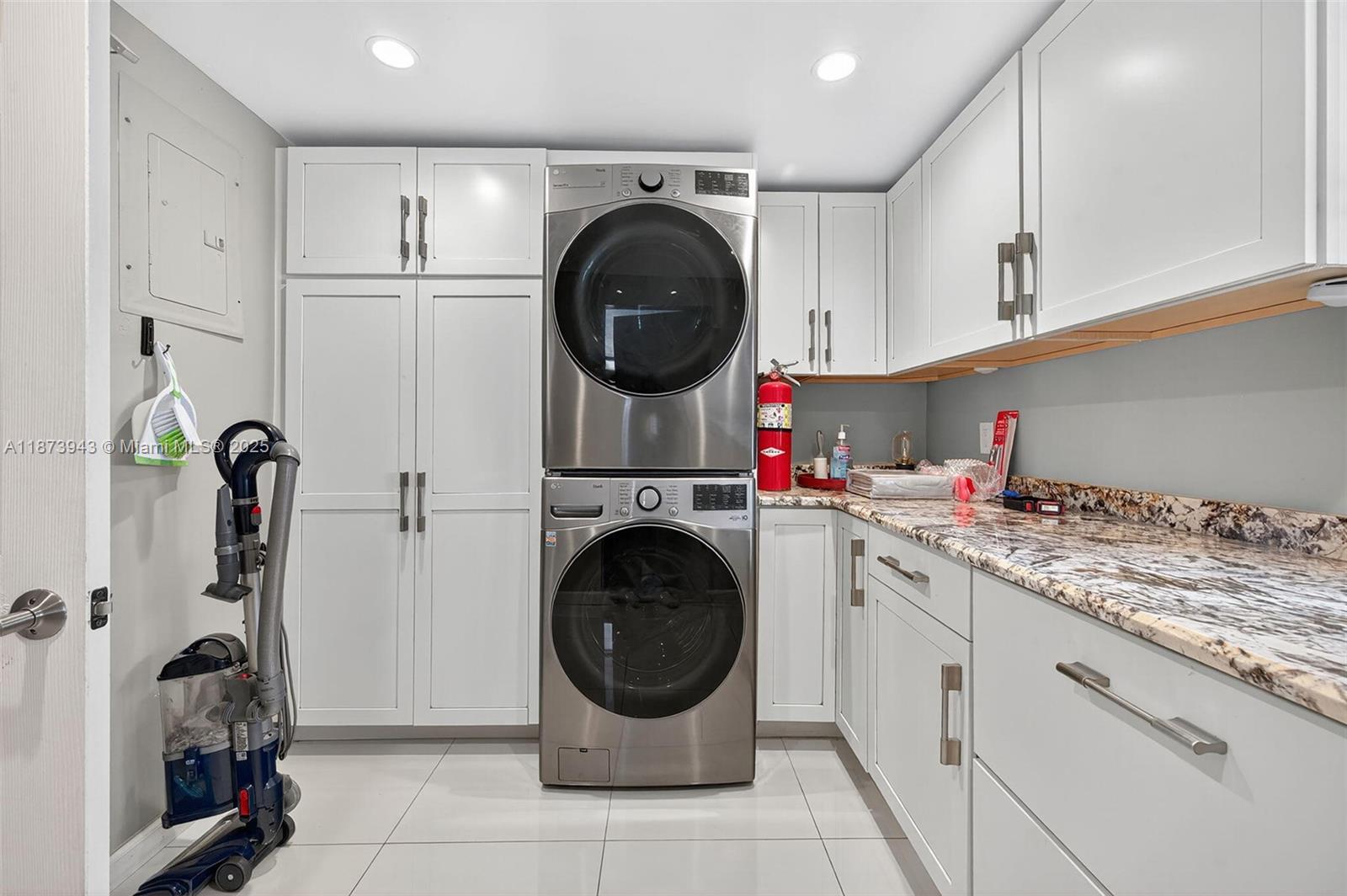 PALM LANE VILLA NO 3 - Residential