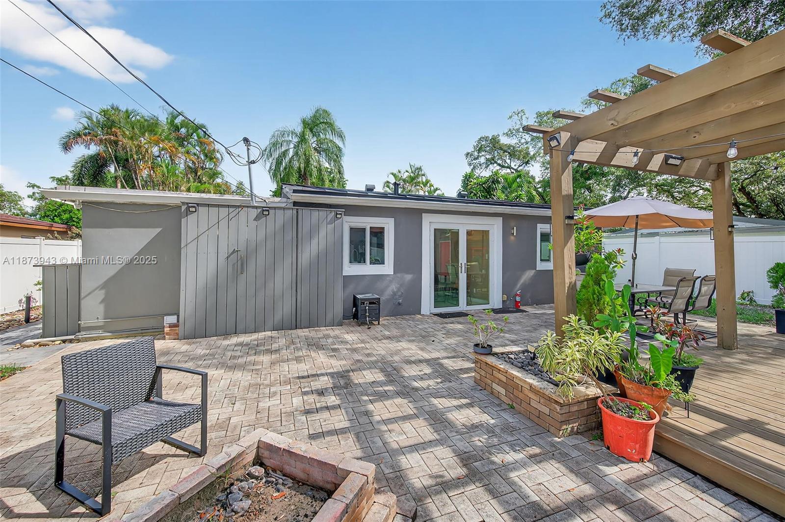 PALM LANE VILLA NO 3 - Residential