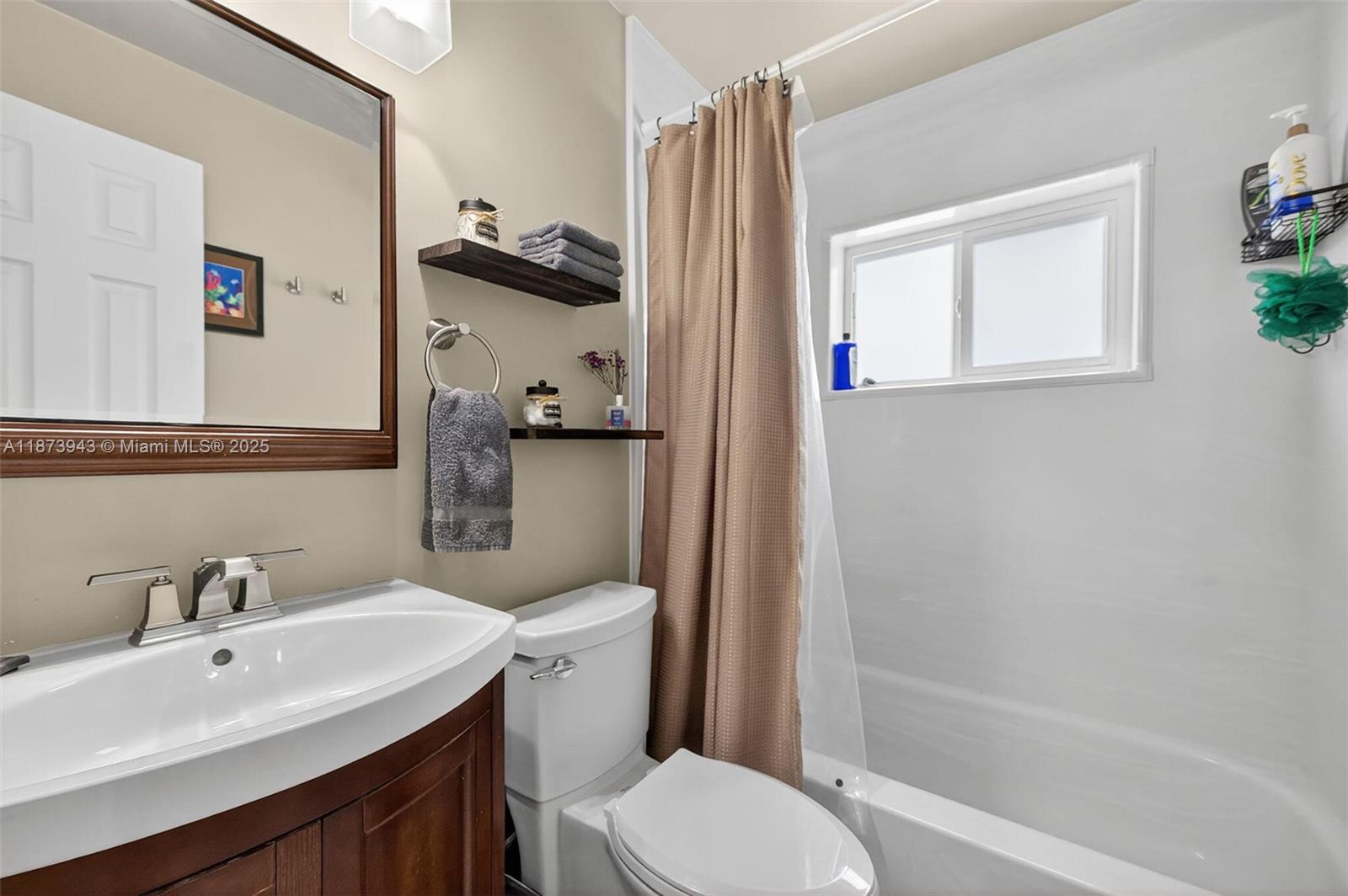 PALM LANE VILLA NO 3 - Residential