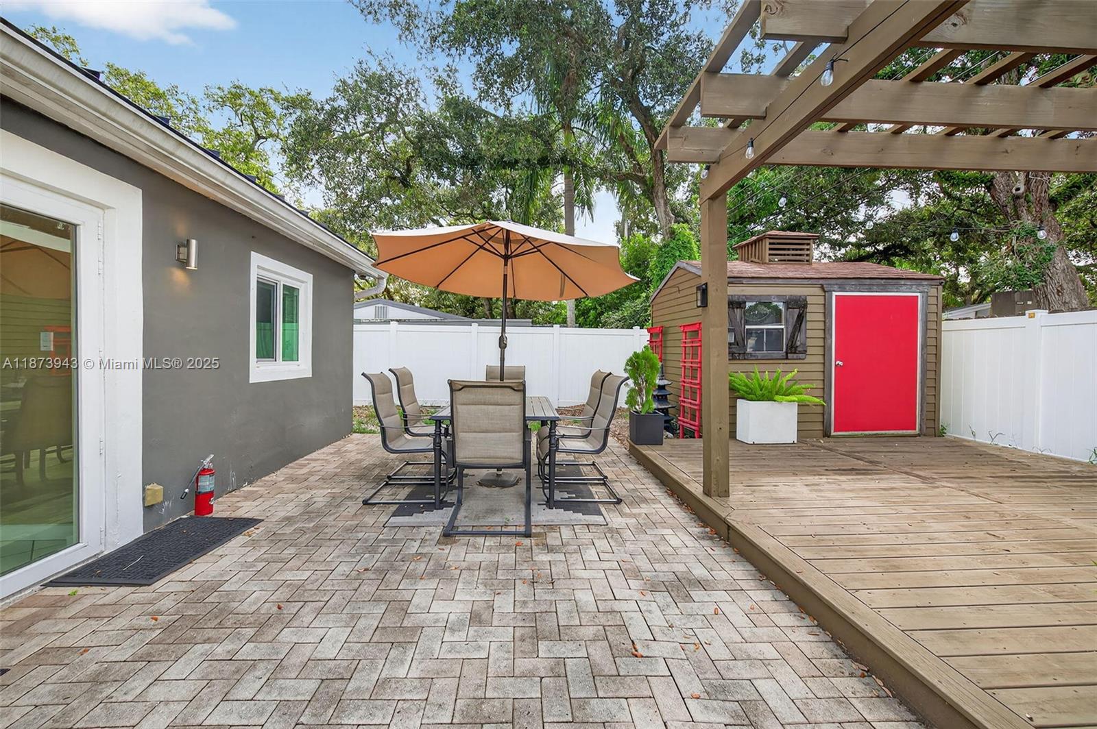 PALM LANE VILLA NO 3 - Residential