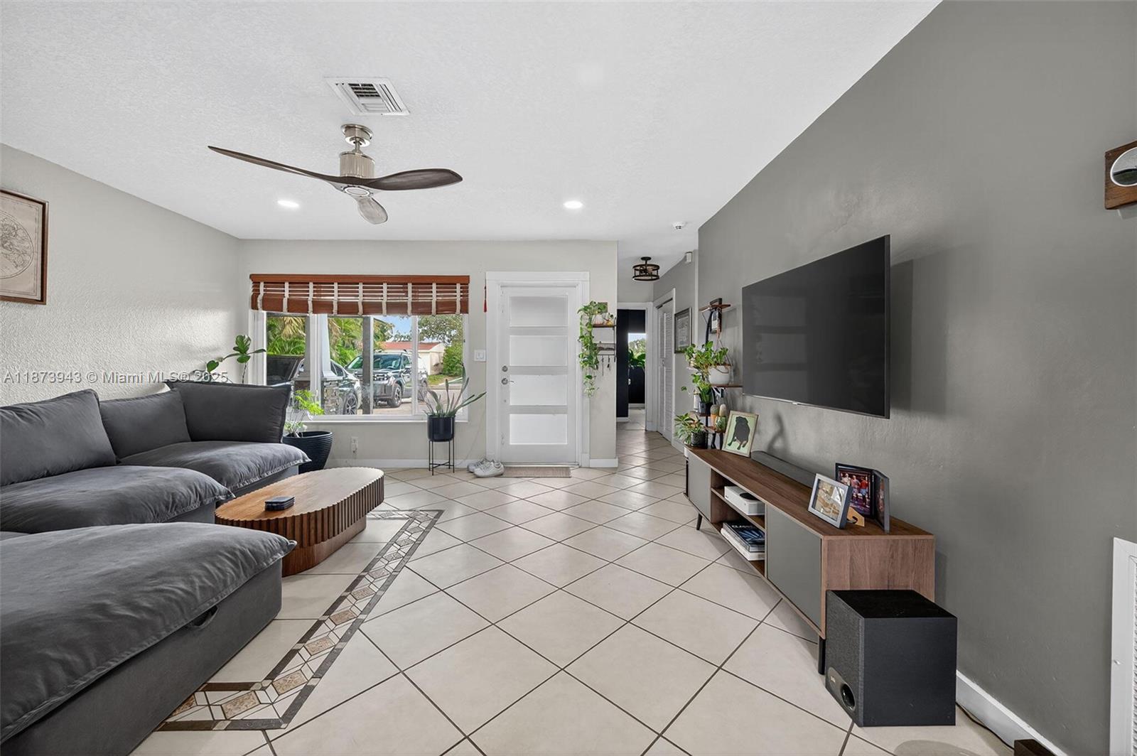 PALM LANE VILLA NO 3 - Residential