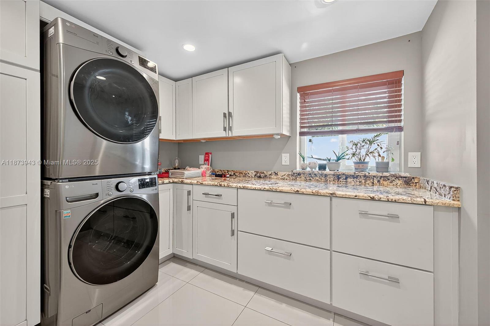 PALM LANE VILLA NO 3 - Residential