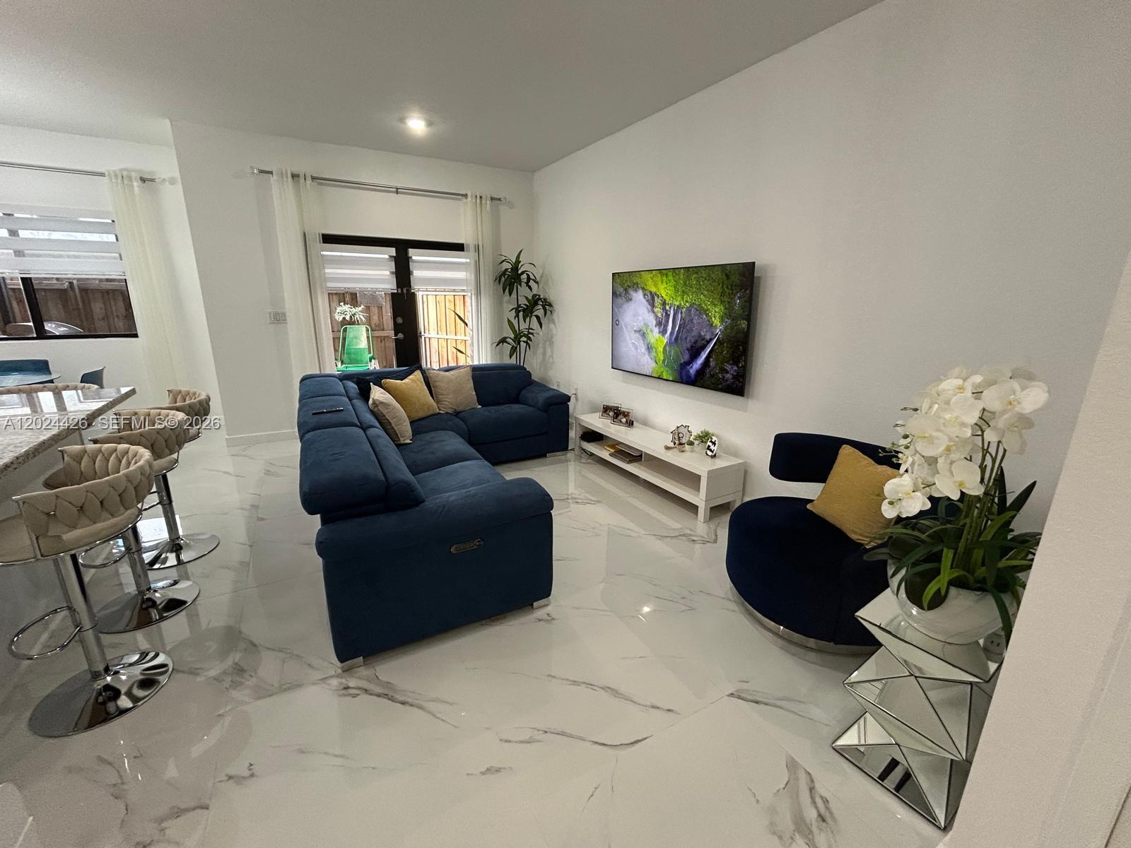 TROPICAL BREEZE TOWNHOUSE - Residential