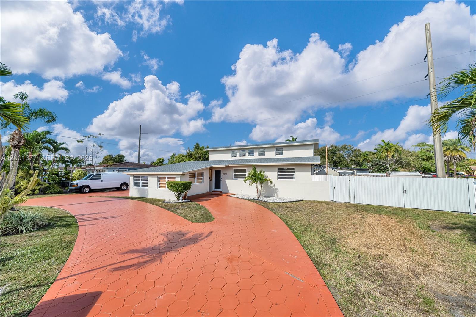 FONTAINEBLEAU GARDENS 1ST - Residential