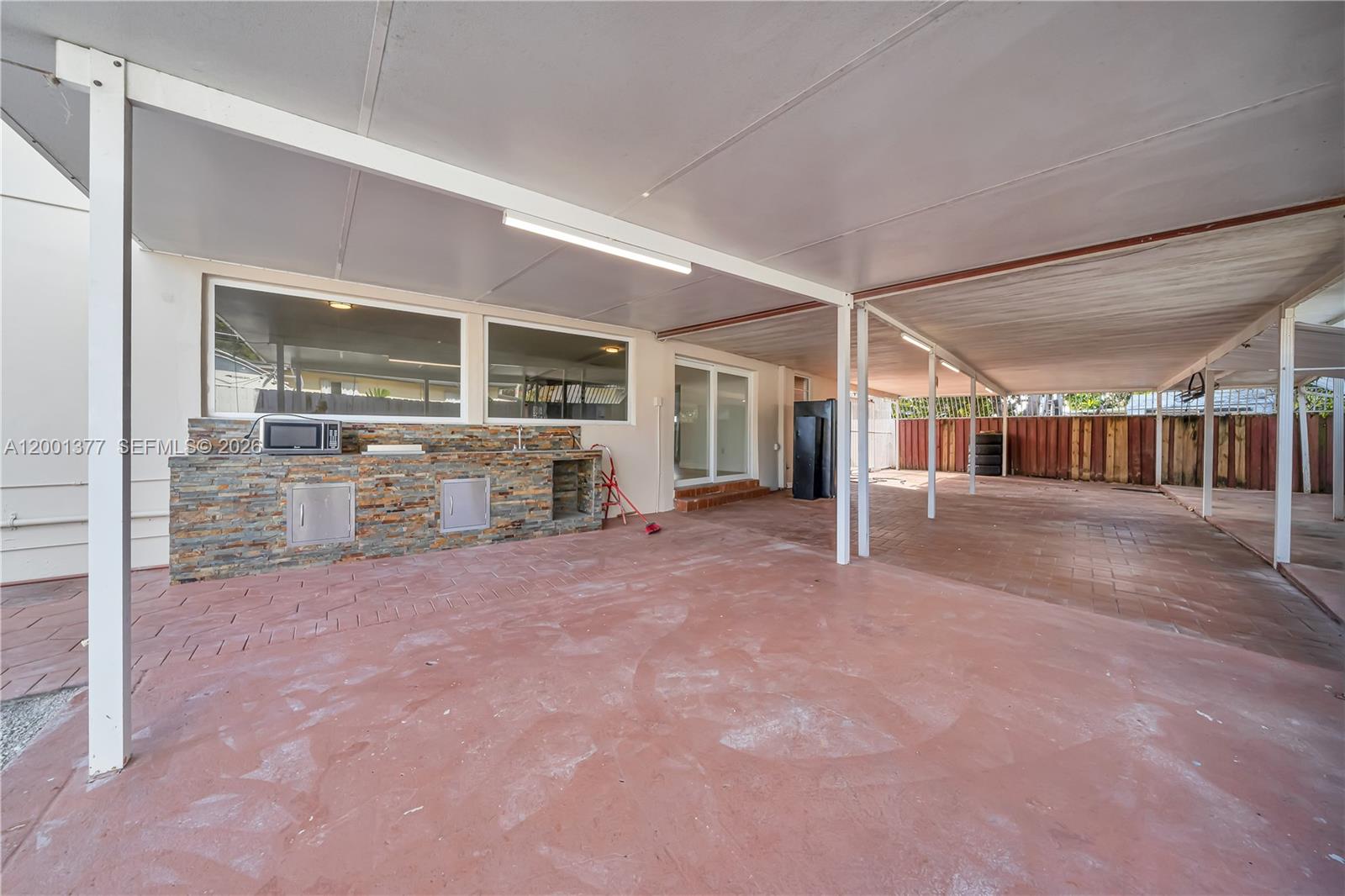 FONTAINEBLEAU GARDENS 1ST - Residential