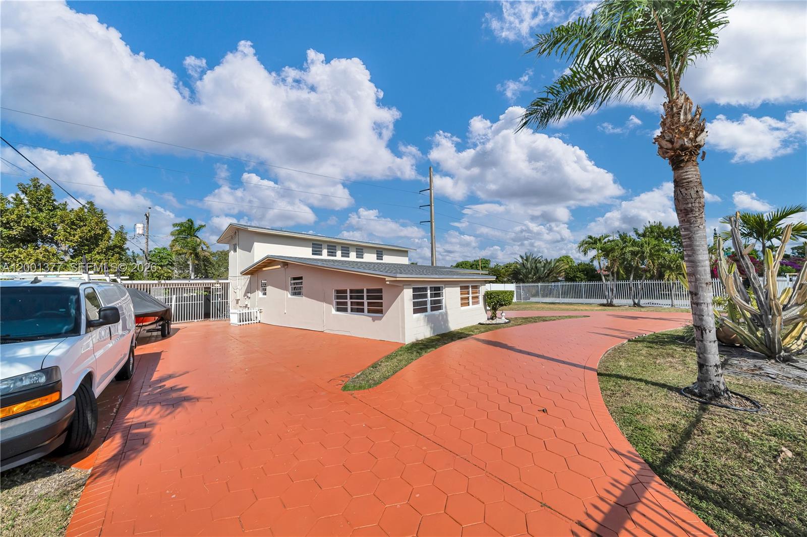 FONTAINEBLEAU GARDENS 1ST - Residential