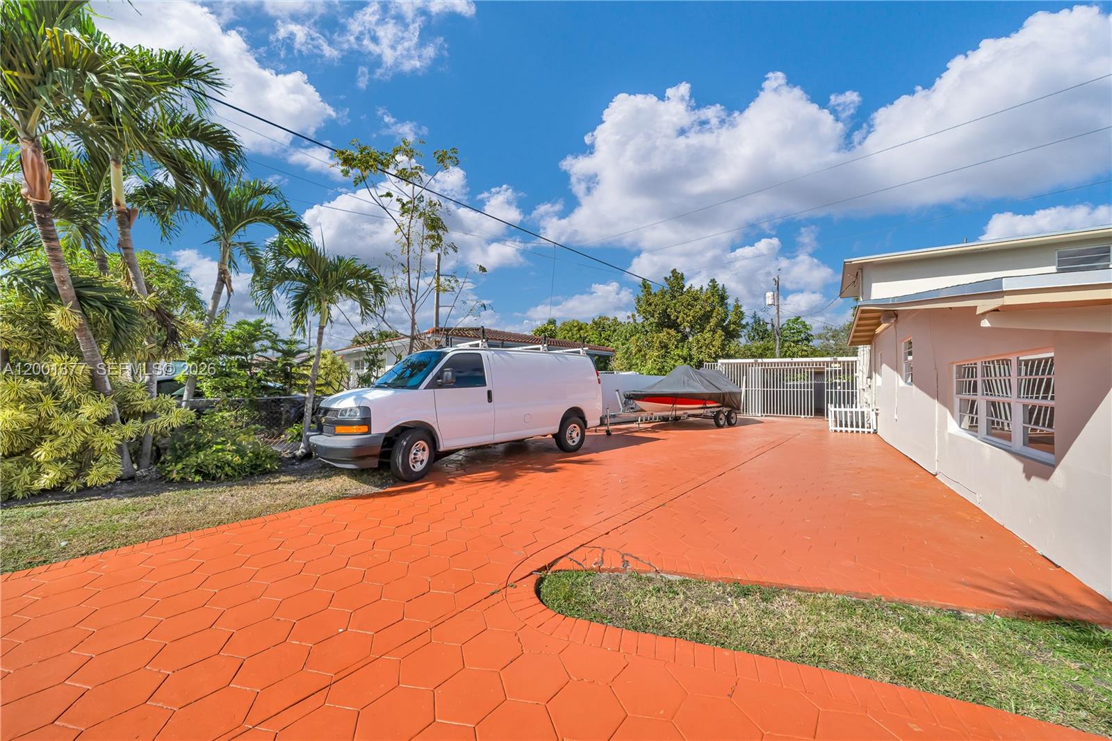 FONTAINEBLEAU GARDENS 1ST - Residential