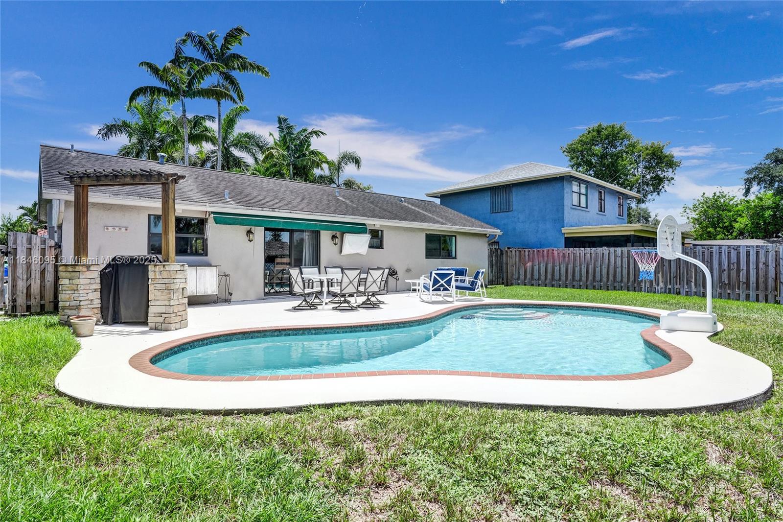11841 NW 41st St, Sunrise, FL, 33323/$575,000 3 11841 NW 41st St