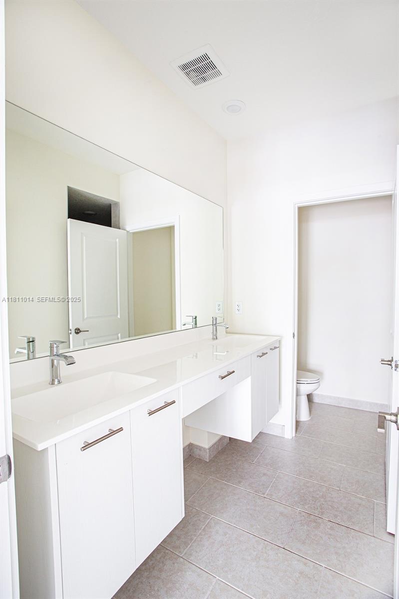 DOWNTOWN DORAL SOUTH PHAS - Residential Lease