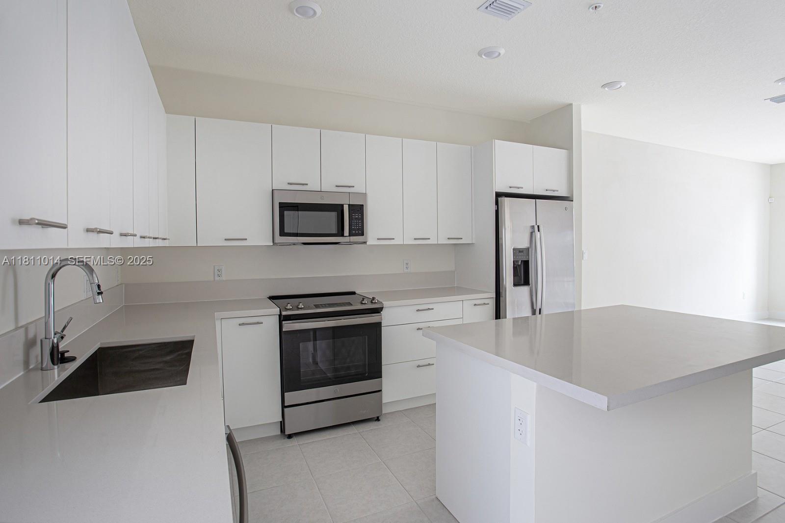 DOWNTOWN DORAL SOUTH PHAS - Residential Lease