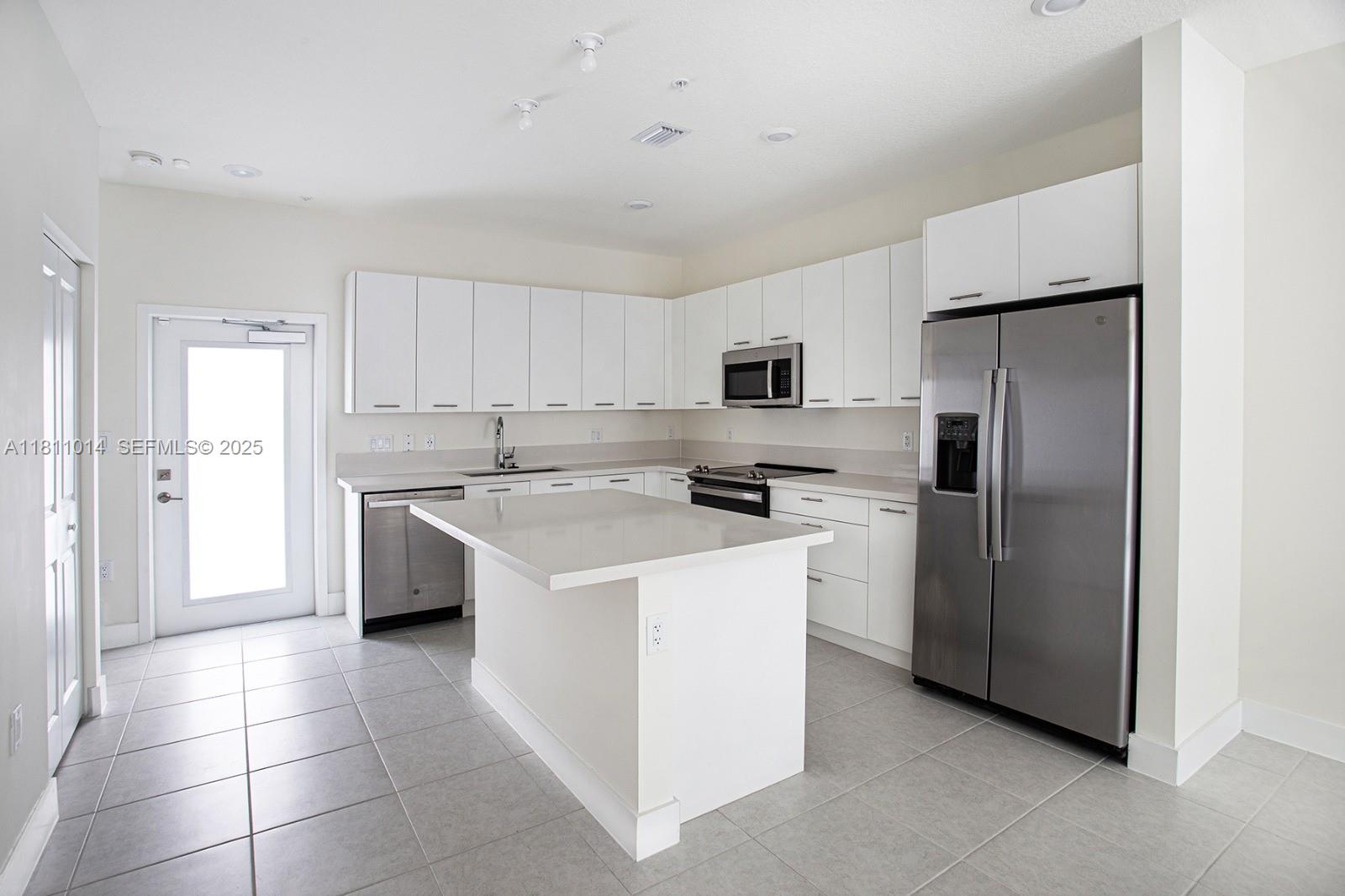 DOWNTOWN DORAL SOUTH PHAS - Residential Lease