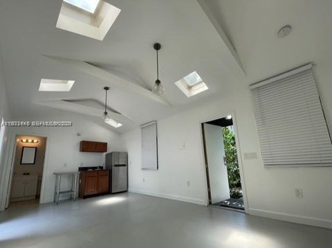 118 NW 24th St 2 Miami FL 33127