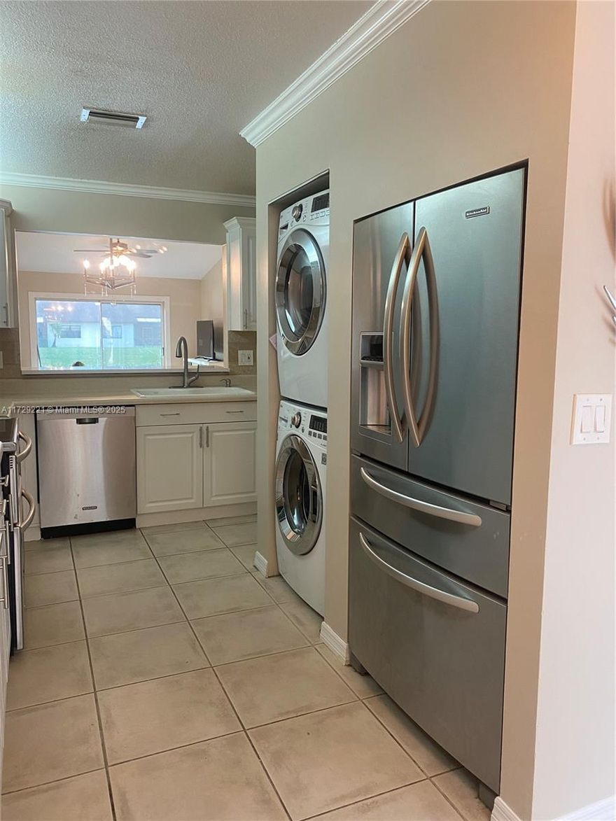 Davie!!!! Beautiful villa, with three bedrooms, two bathrooms, one-story lake View! stainless steel appliances, tile flooring in living areas, laminate flooring in two of three bedrooms, Updated baths, washer/dryer, two parking spaces right outside your front door, and guest parking. community pool, racquetball, tennis, and basketball. Well kept