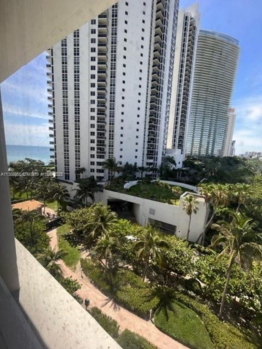 Beautiful Corner Studio with gorgeous views. Studio Class A furnished, Maintenance includes cable, wi fi, AC, electricity, water, valet. All resort amenities, pool, gym, spa, tiki bar, coffe shop. Great opportunity for investors. Short and long term rent. Unit is not in hotel program.