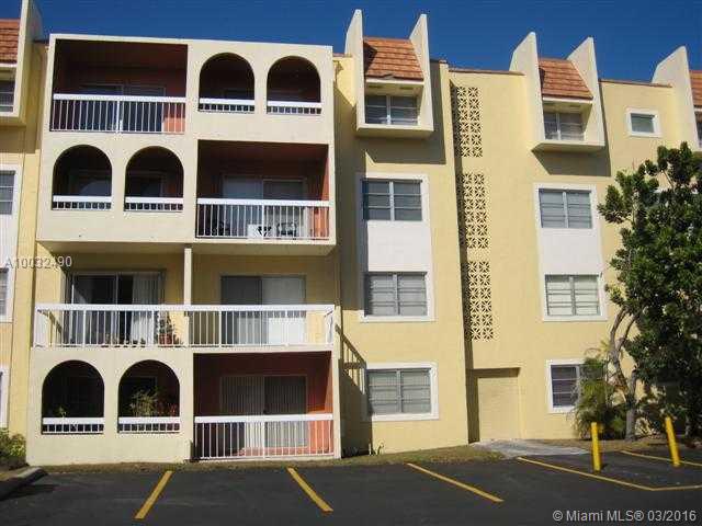 THIRD FLOOR 2/1 UNIT IN DESIRABLE KINGS CREEK! LOADS OF PARKING. AMENITIES INCLUDE: CLUBHOUSES, POOLS, TENNIS, RACQUETBALL, EXERCISE ROOM AND MORE! COMMUNITY HAS ROVING SECURITY. CONVENIENT LOCATION NEAR DADELAND, EXPRESSWAYS, METRORAIL AND HOSPITALS.