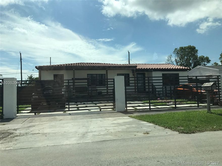 CHARMING 2/1 IN GREAT LOCATION. HOUSE IS UPDATED WITH ORIGINAL BAMBOO WOOD FLOORS NOT LAMINATE. UPDATED KITCHEN AND BATHROOM.