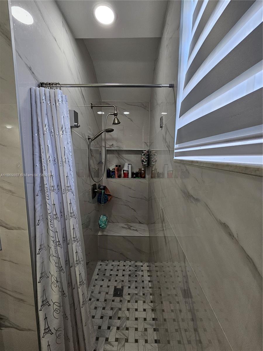 THE SHORES CONDO NO 2 - Residential