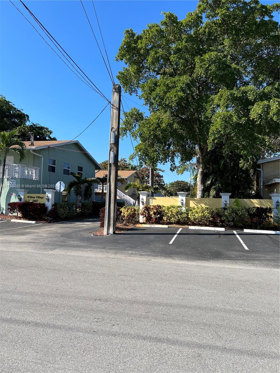 2607 NE 8th Ave 22