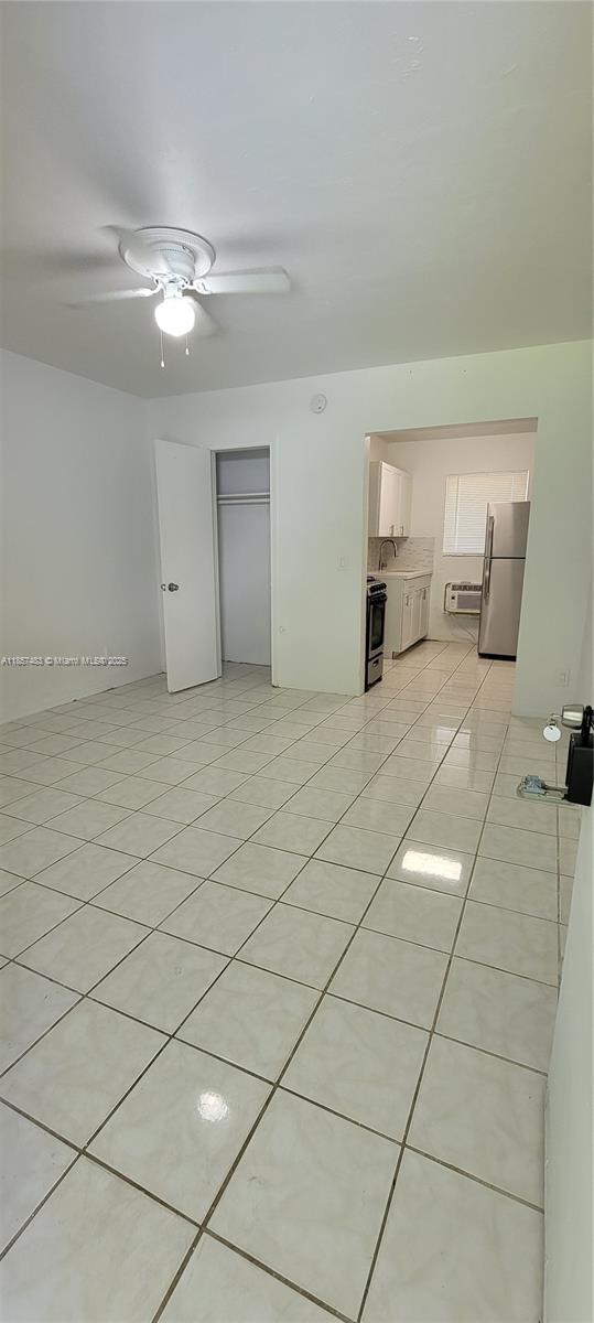 Studio apartment located centrally in Hollywood. It's an ideal location for walking and biking enthusiasts, just two miles from the beach. Additionally, it's near Publix and other retail stores. Property professionally managed by Management Miami. Rapid Approval!