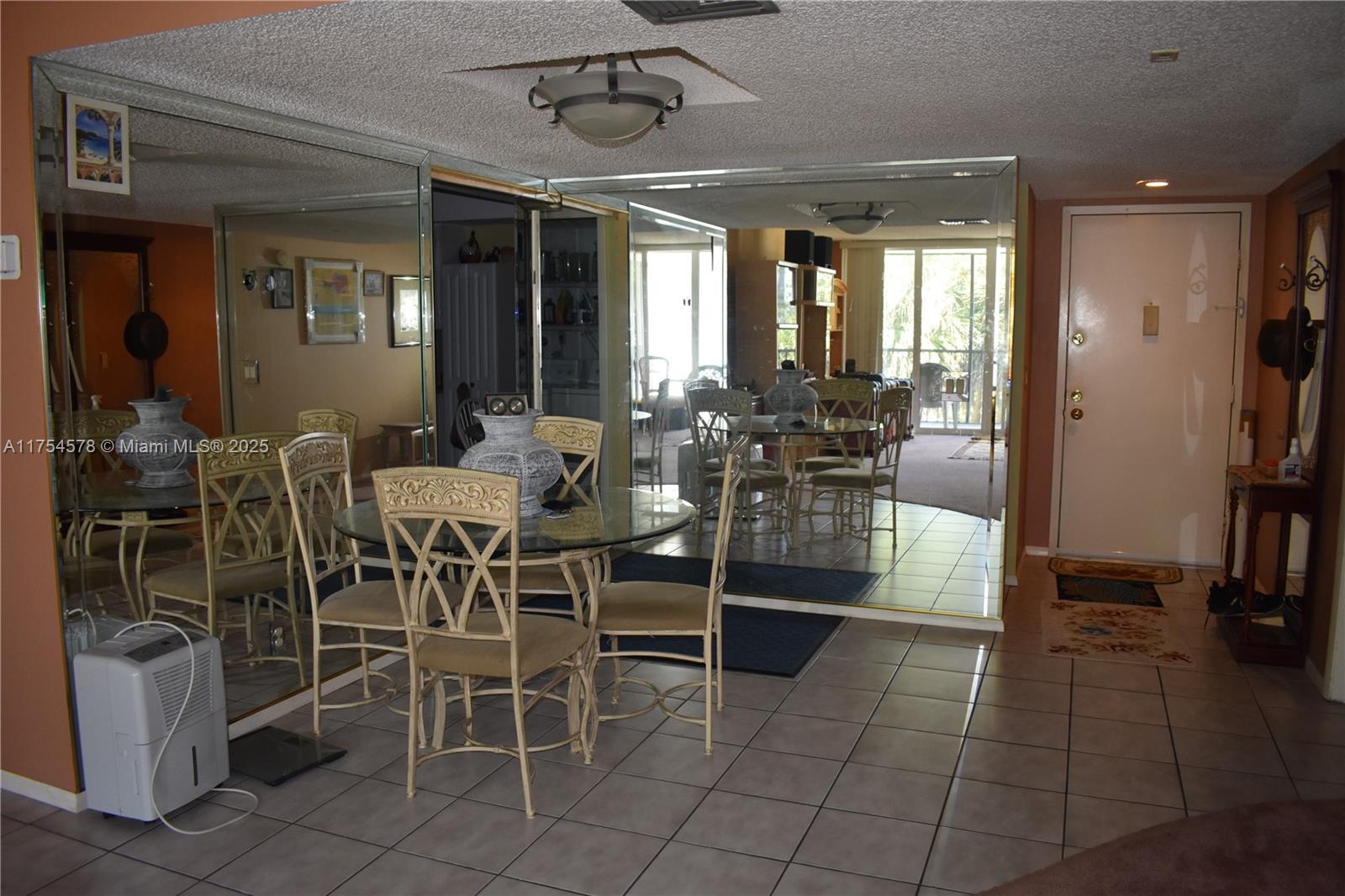 BLDG 9 OF COUNTRY CLUB AP - Residential