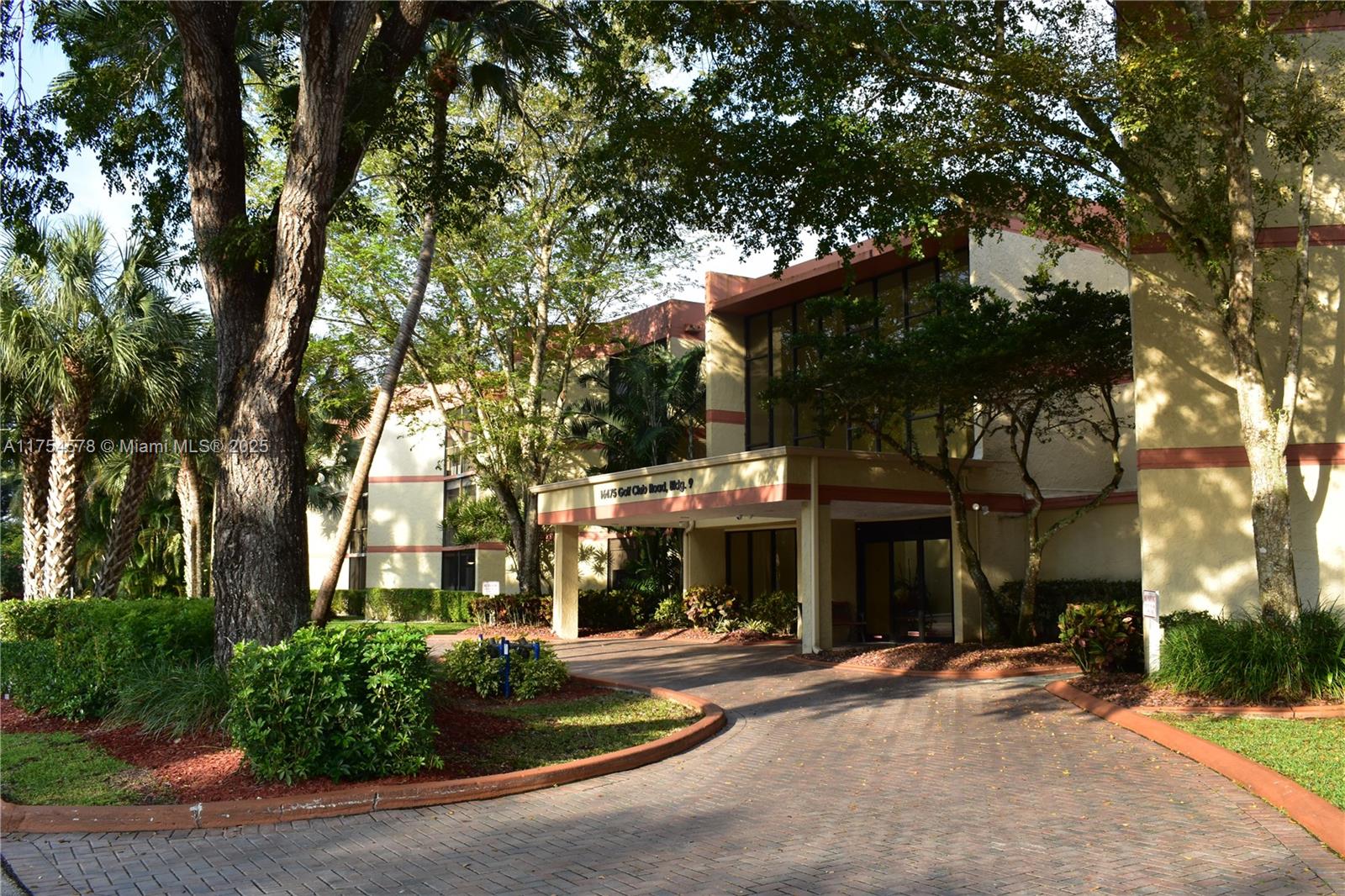 BLDG 9 OF COUNTRY CLUB AP - Residential