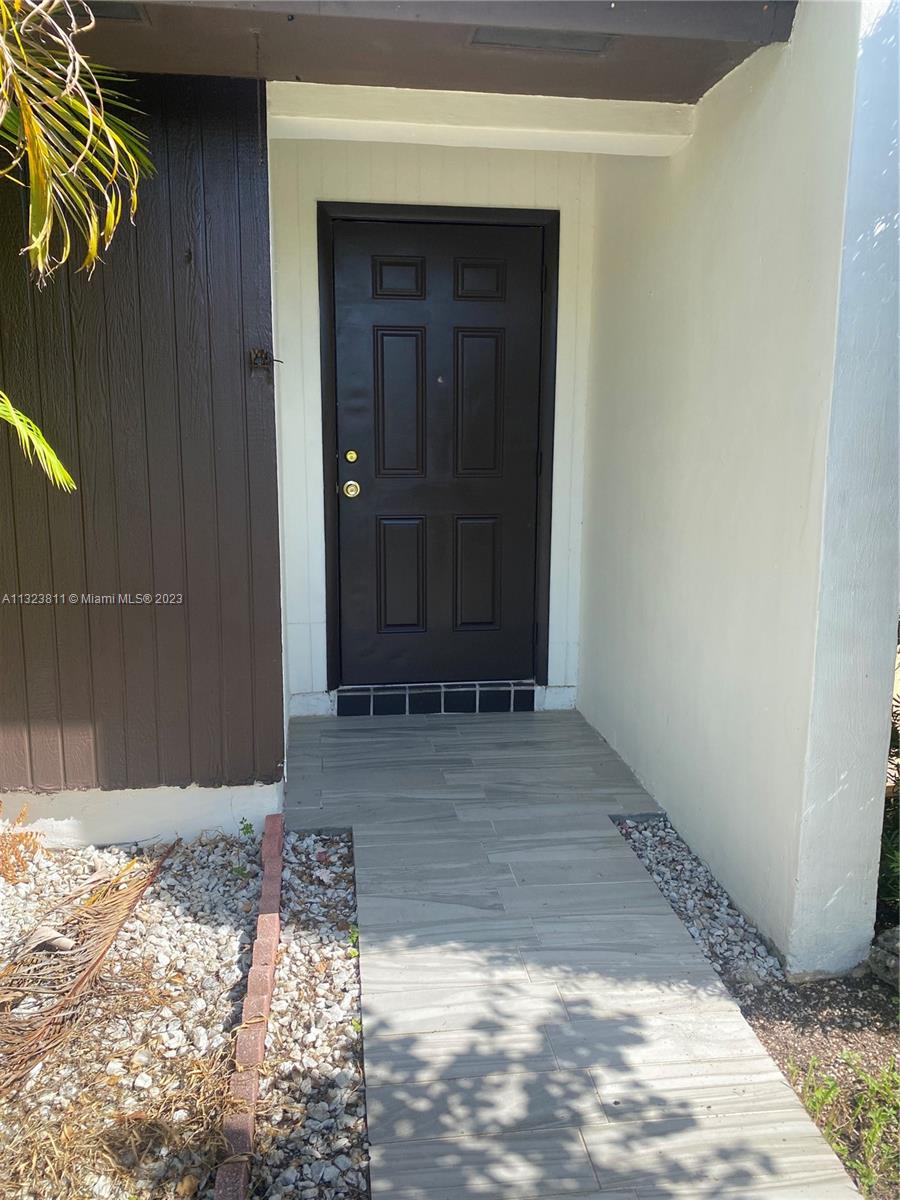 Bring your best offer motivated Sellers , located on the centrally area of Bent Tree, quite and family neighborhood. One of the bathroom was renew a couple of years ago, freshly painted. Its ready for a buyer with creativity to make this a warm home . Low HOA fees. It can be rented .