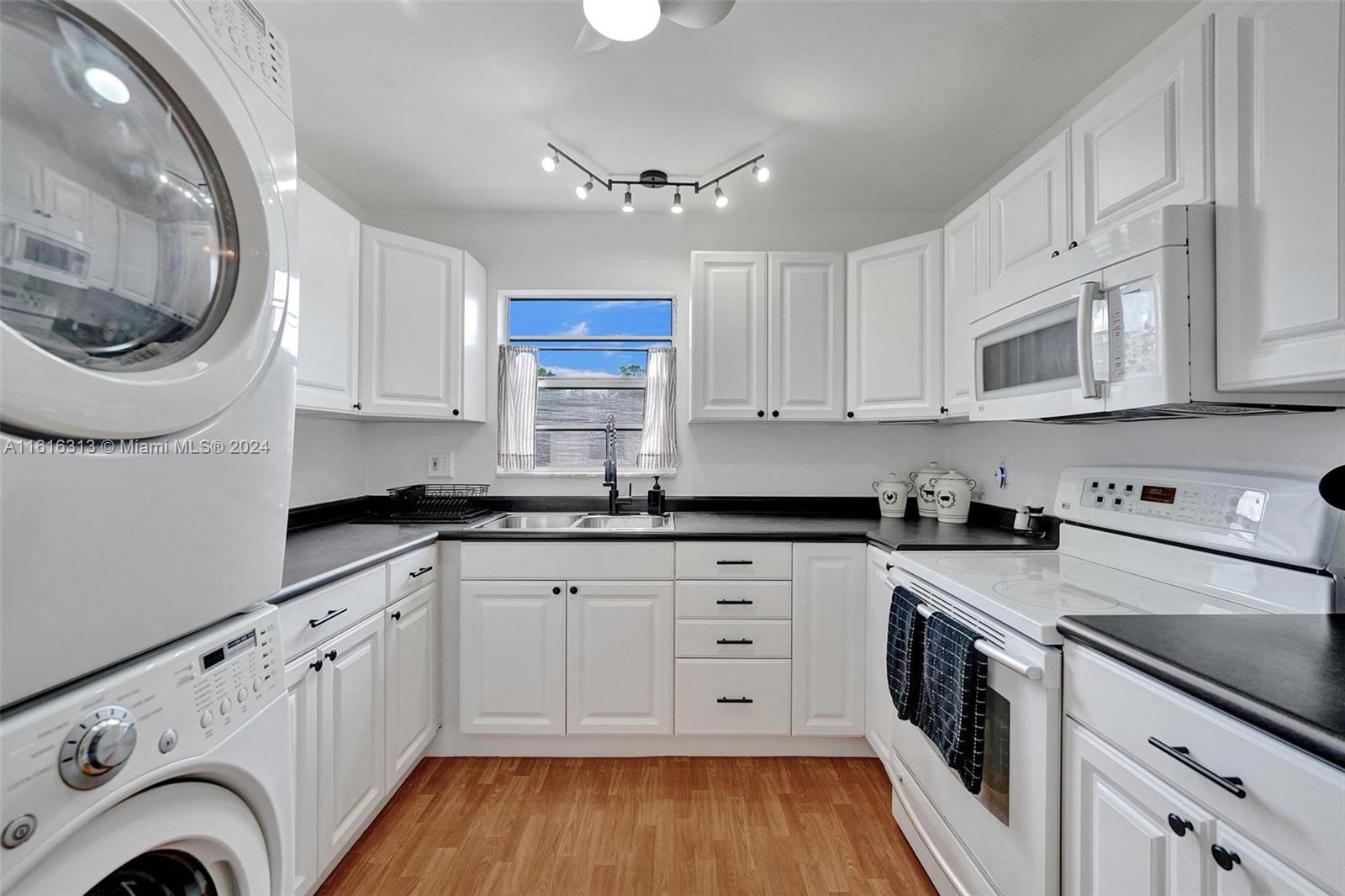 APPLE CREEK - Residential