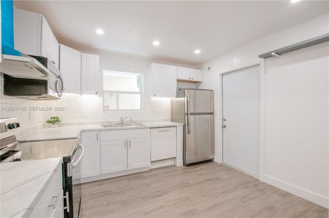 300 S Luna Ct 2 Hollywood FL 33021