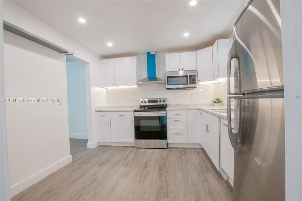 Photo of 300 S Luna Ct #2, Hollywood, FL 33021 (MLS # A12001156)