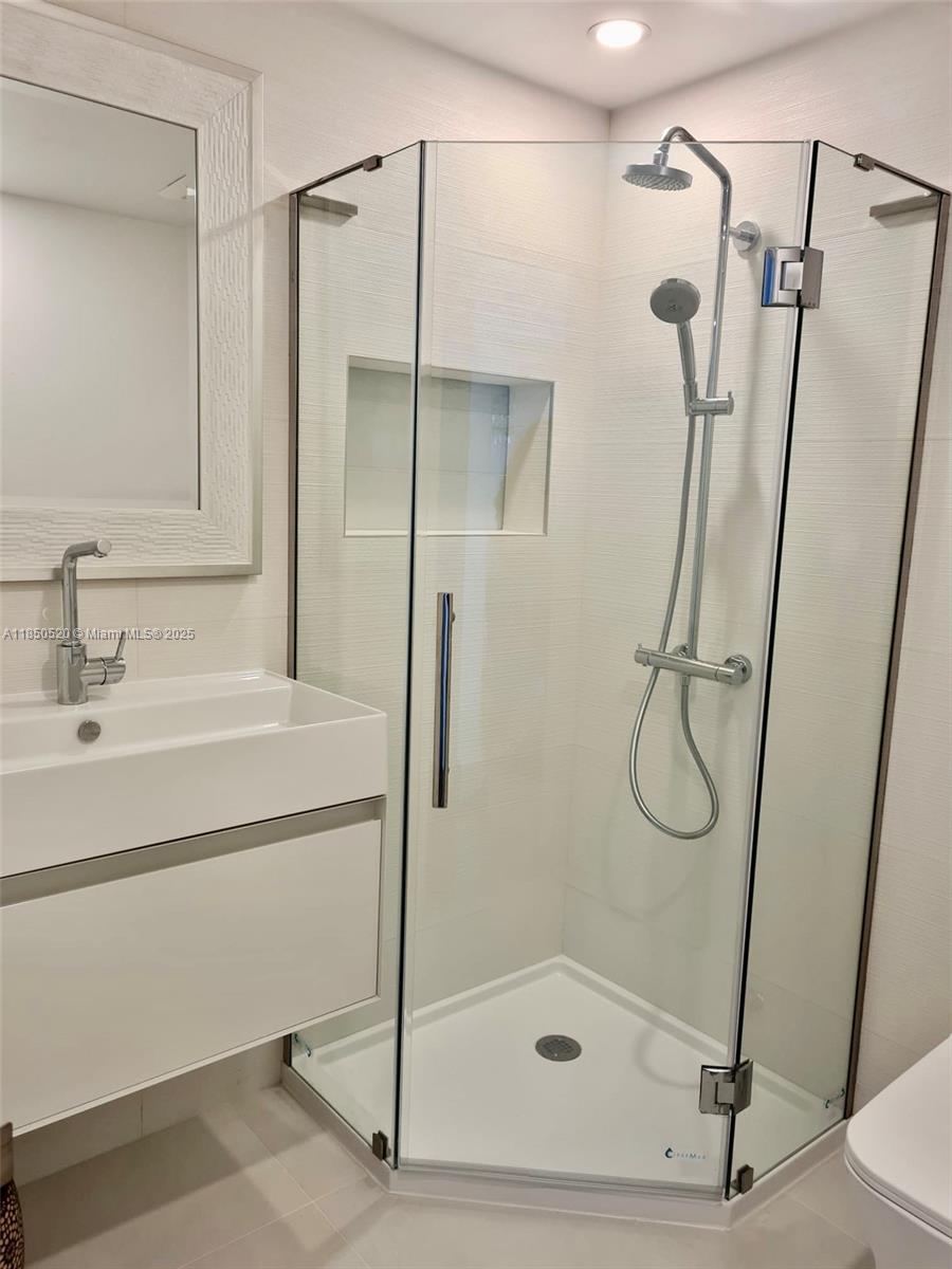 RESIDENCES ON HOLLYWOOD B - Residential