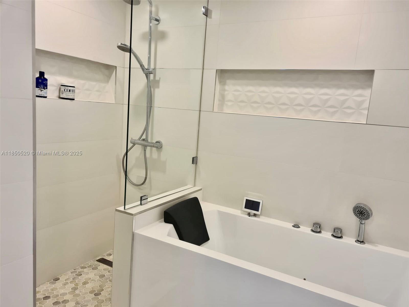 RESIDENCES ON HOLLYWOOD B - Residential